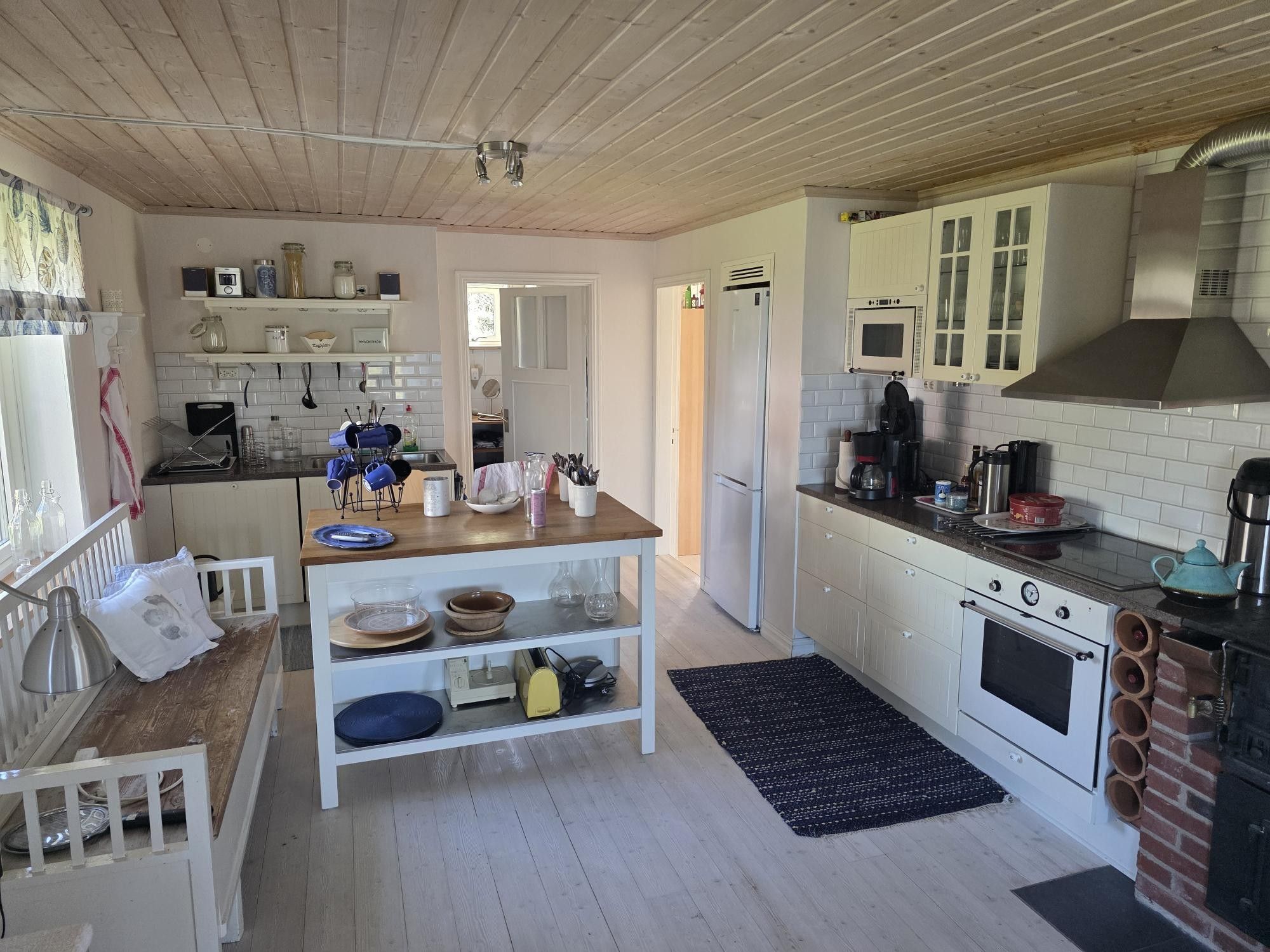 Mysigt hus i avskilt läge med utsikt över sjö. – bild 13 av 15