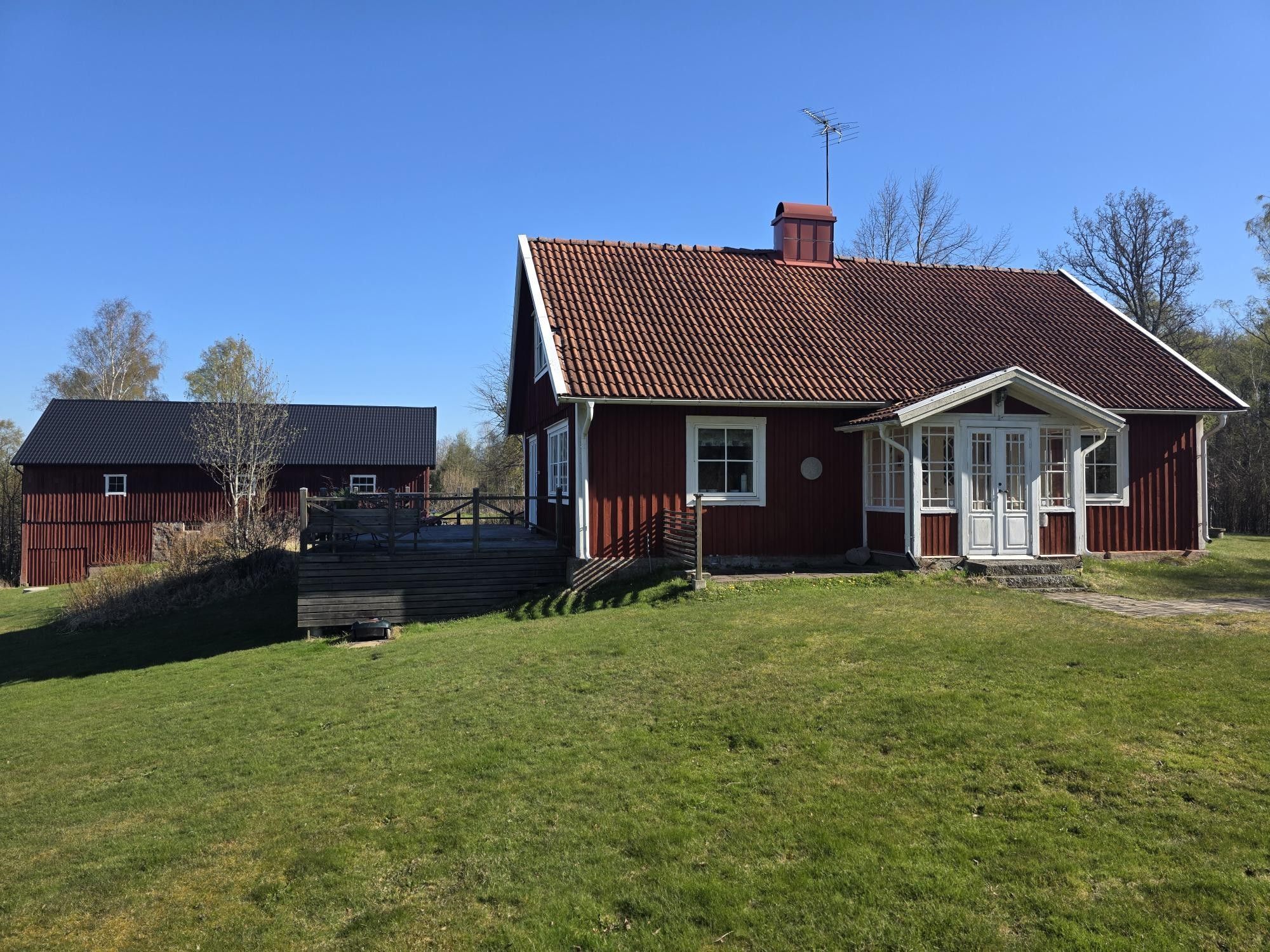 Mysigt hus i avskilt läge med utsikt över sjö. – bild 14 av 15