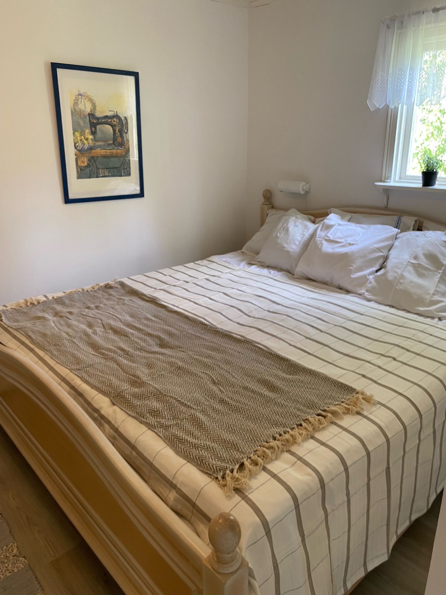 Stuga med fantastiskt läge vid havet i Stocka – bild 9 av 14