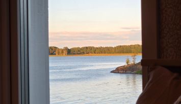 Stuga vid sjökanten