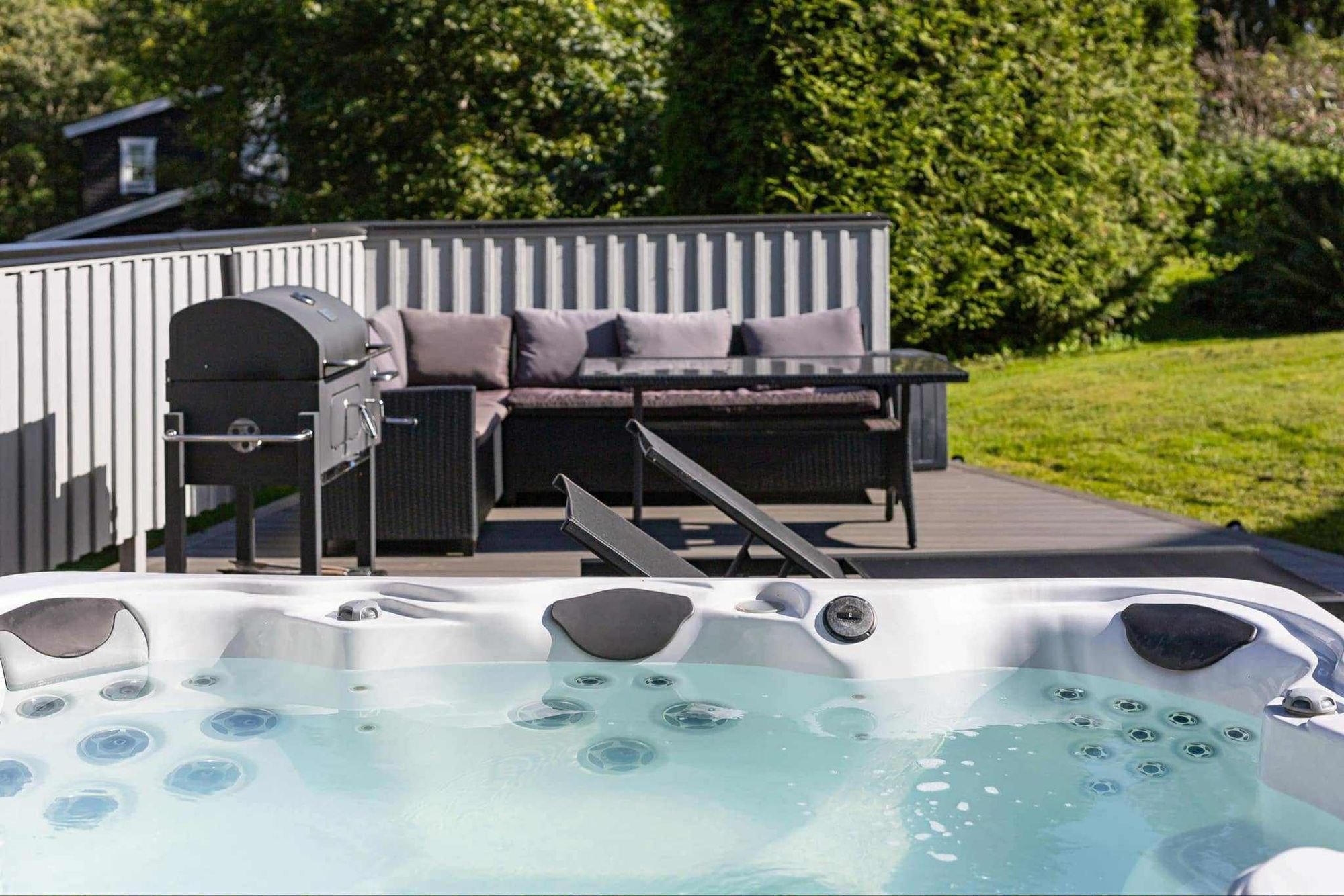 Spastuga med jacuzzi och vedeldad bastu – bild 5 av 15