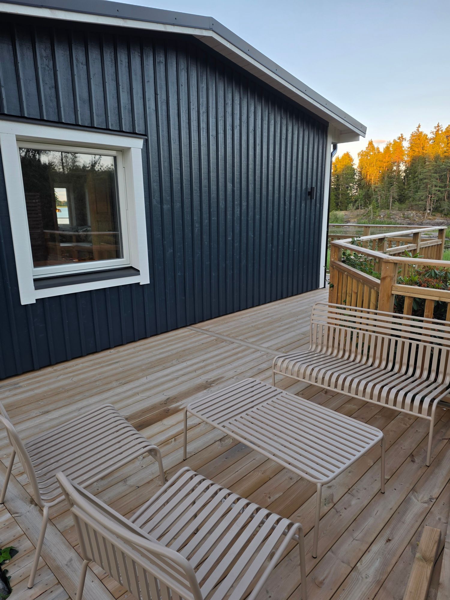 Stuga vid sjökanten – bild 5 av 22