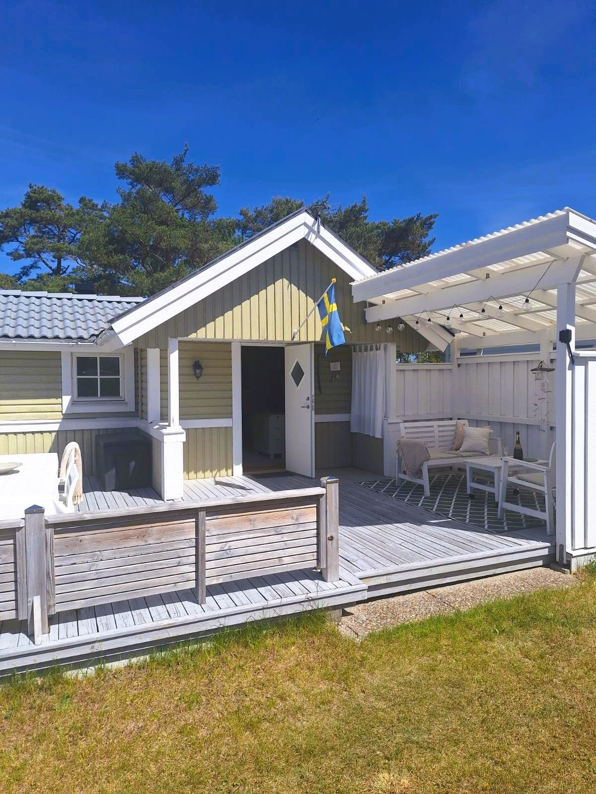 Sommarstuga i härliga Hällevik – bild 2 av 19