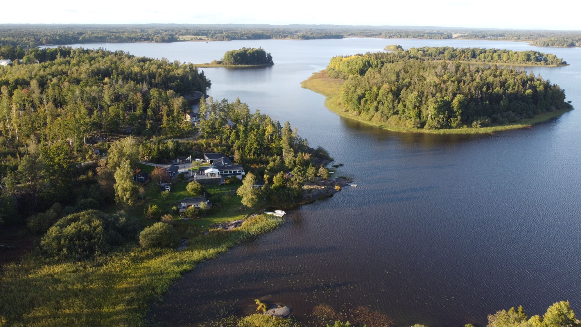 Stuga vid sjökanten – bild 8 av 22