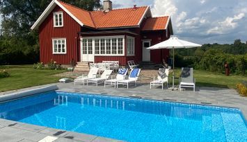 Rofylld sekelskiftespärla med egen pool