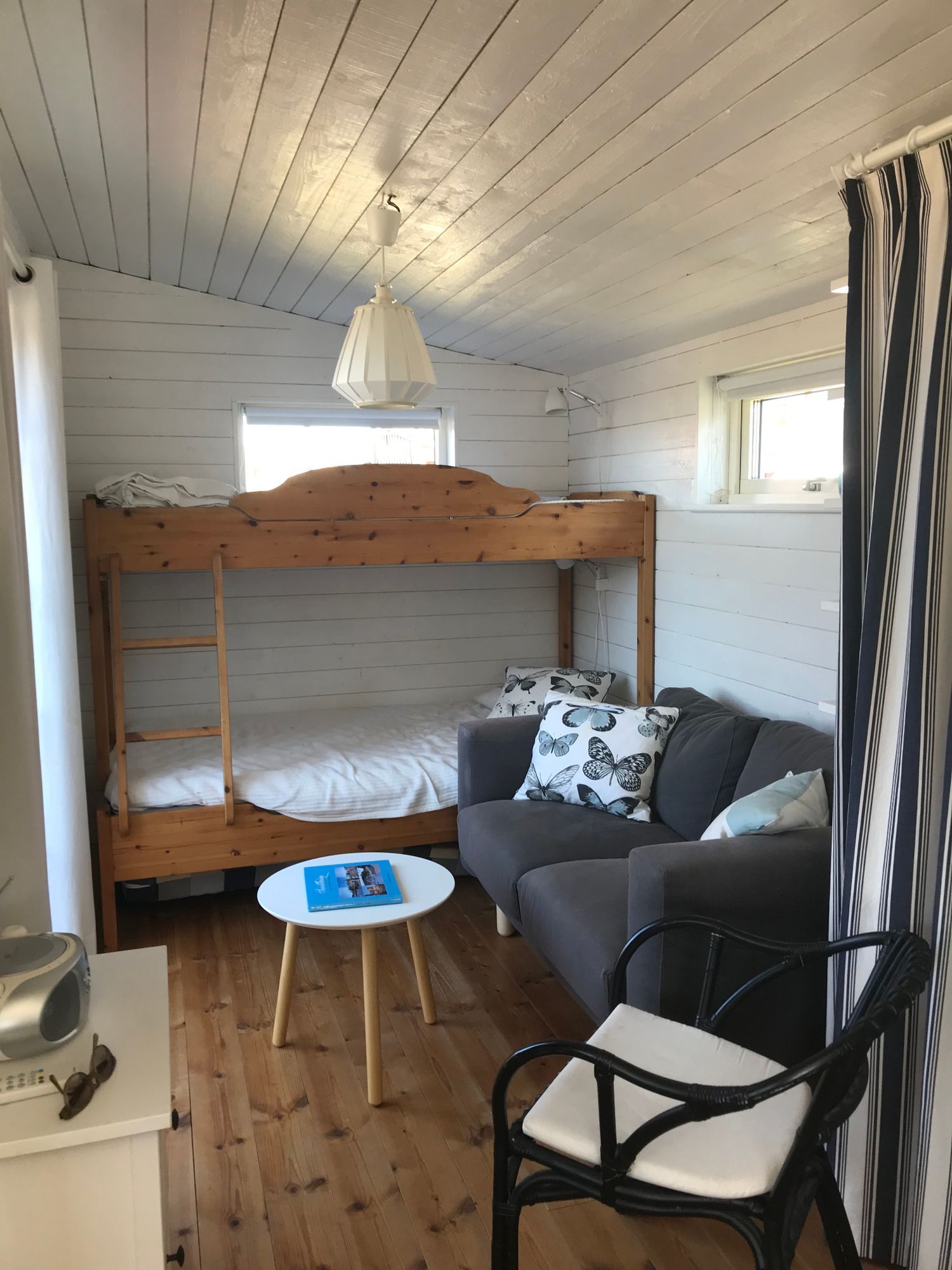 Sjönära stuga med sjöutsikt – bild 4 av 7