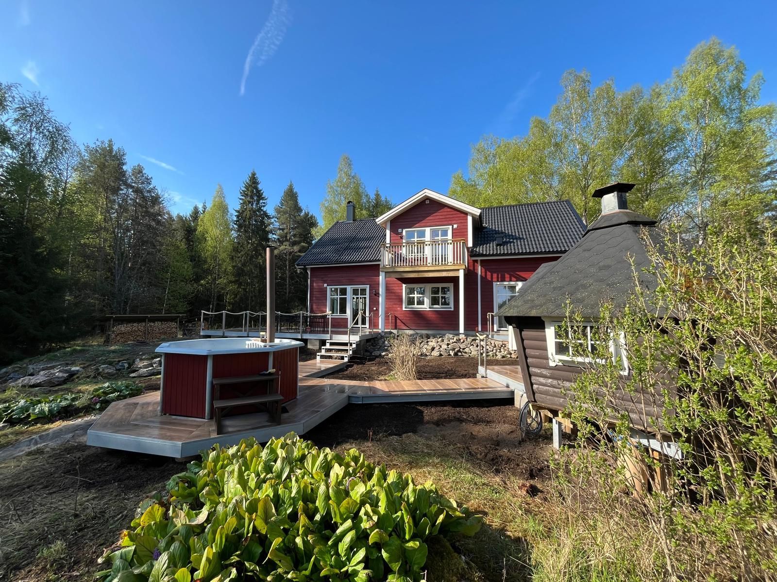 Semesterhus direkt vid sjön med motorbåt