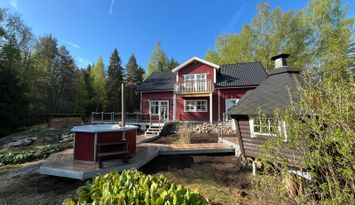 Semesterhus direkt vid sjön med motorbåt