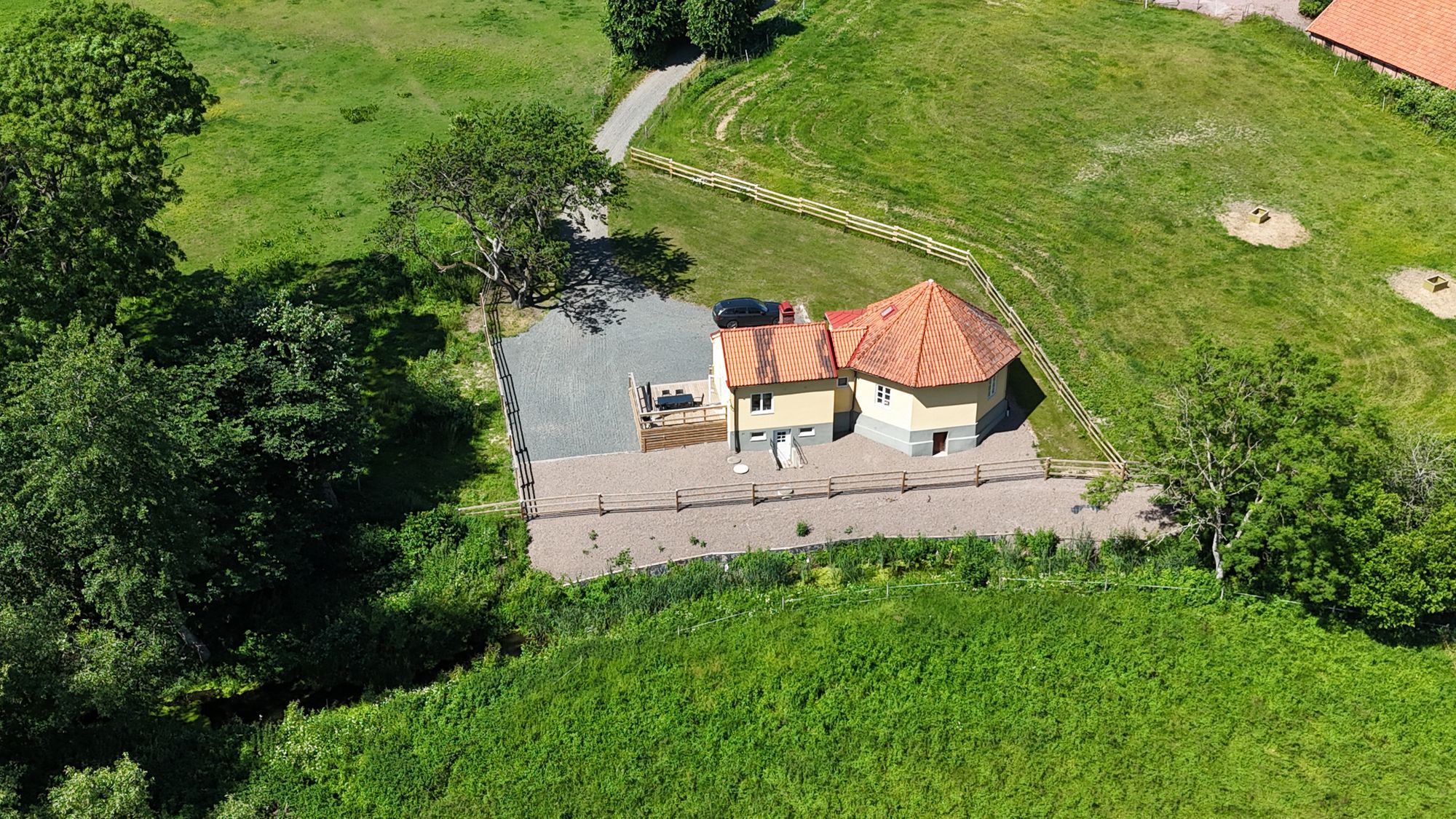 Nyrenoverad bostad i slottsmiljö – bild 2 av 11
