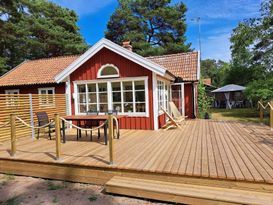 Mysig röd stuga vid havet, 10 min från Båstad