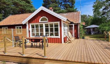 Cosy red cottage by the sea, 10 min from Bastad
