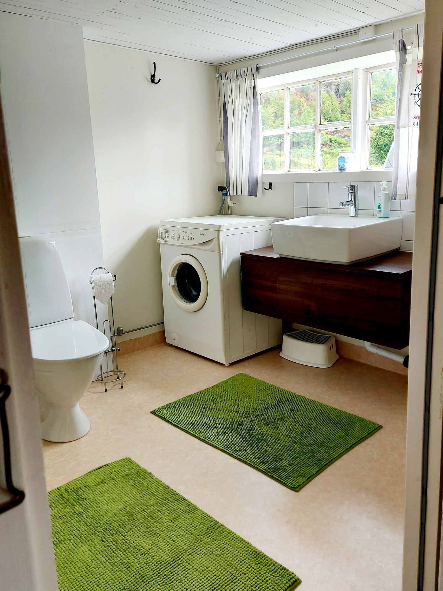 Hus med själ & charm. Egen strand, brygga, båt. – bild 18 av 22