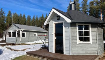 Stuga i söderläge med egen badstrand