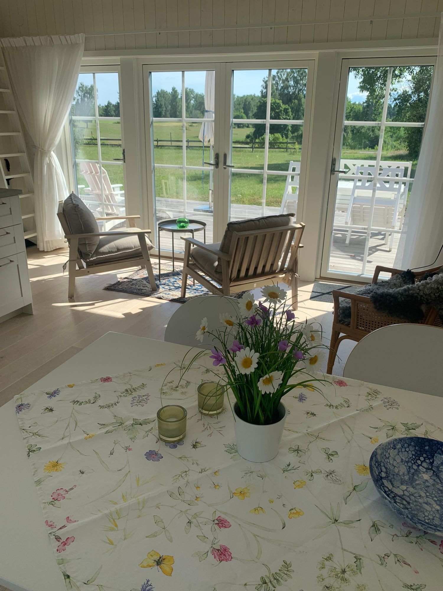 Havsnära nybyggd stuga med roddbåt. – bild 14 av 21