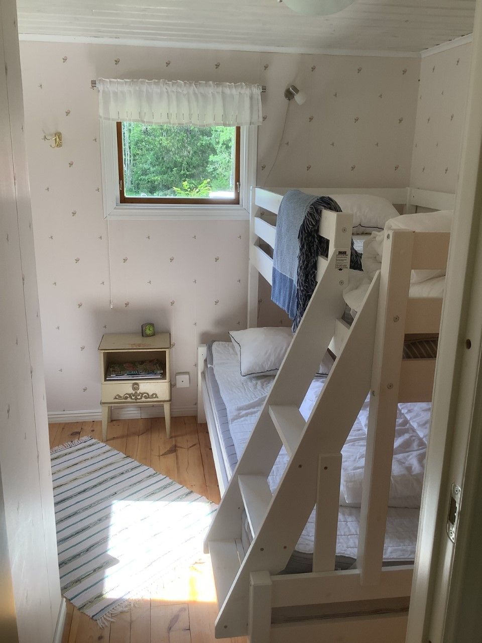 Stuga på östra gräsö med sjöutsikt – bild 3 av 8