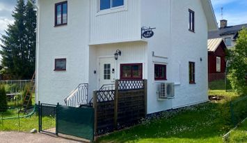 Charmig rymlig villa i Öje