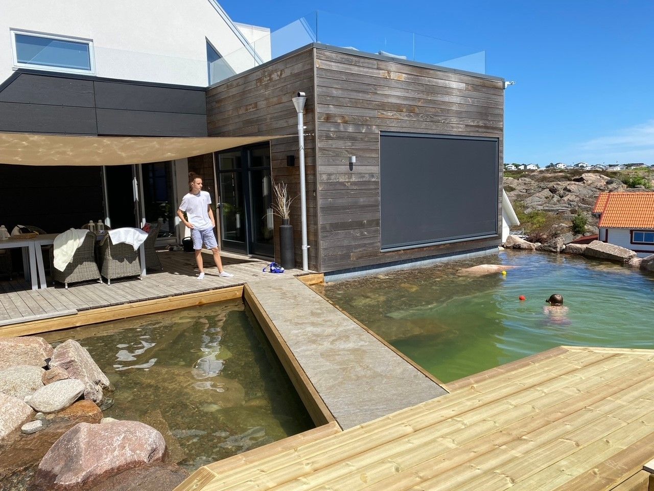 Villa centralt med naturpool, spabad och takterass