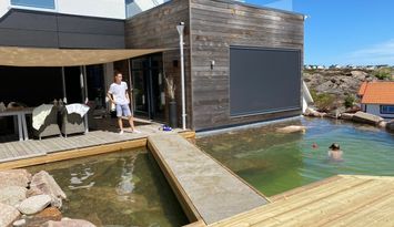 Villa centralt med naturpool, spabad och takterass