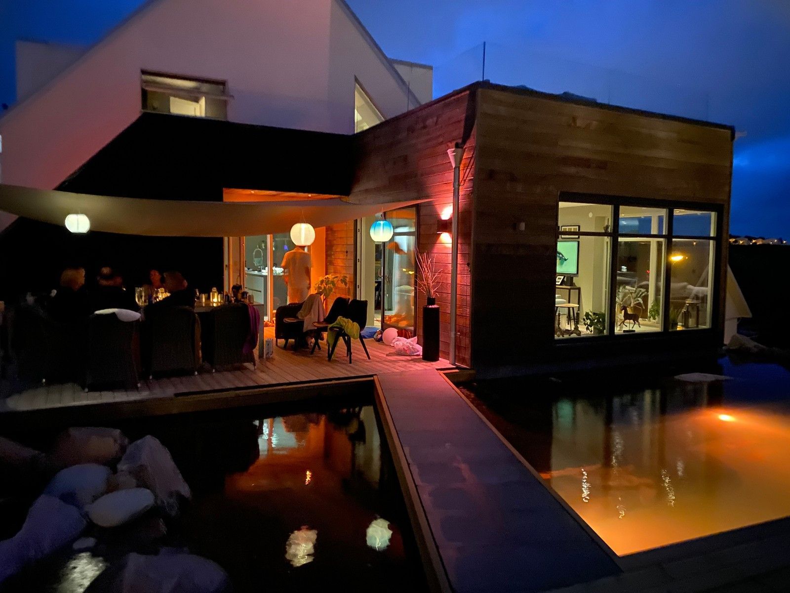Villa centralt med naturpool, spabad och takterass – bild 5 av 14