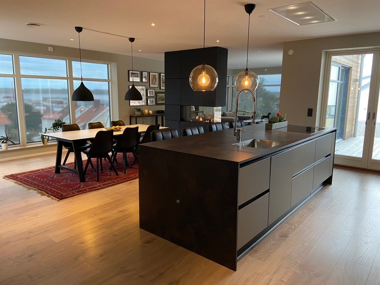 Villa centralt med naturpool, spabad och takterass – bild 10 av 14