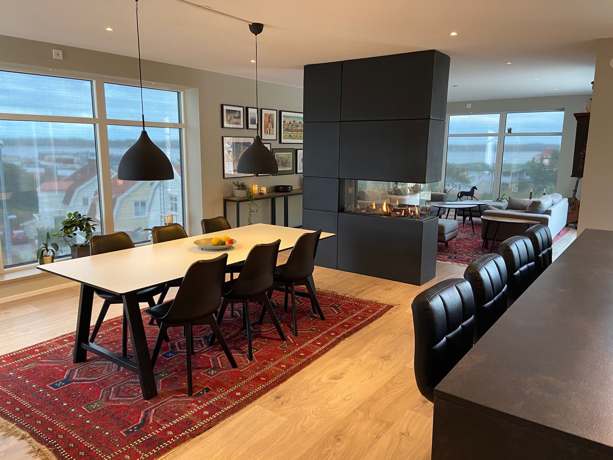 Villa centralt med naturpool, spabad och takterass – bild 9 av 14