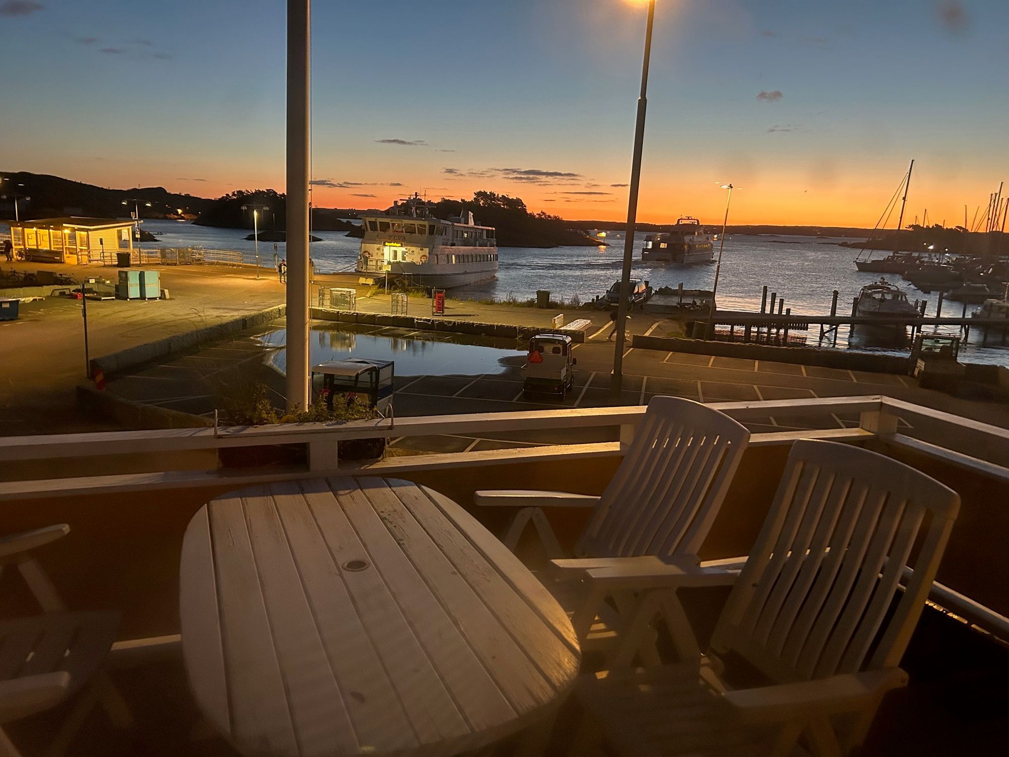 Charmig stuga på villatomt med havsutsikt – bild 2 av 11