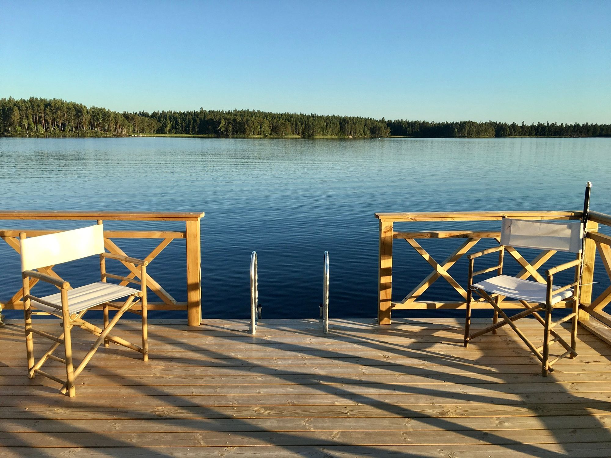 Lyxigt sjöställe med egen brygga och strand – bild 18 av 21