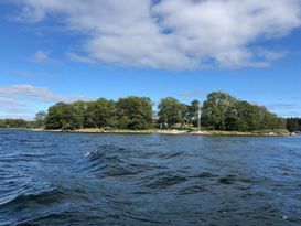 Egen ö i skärgården med havet som närmsta granne.