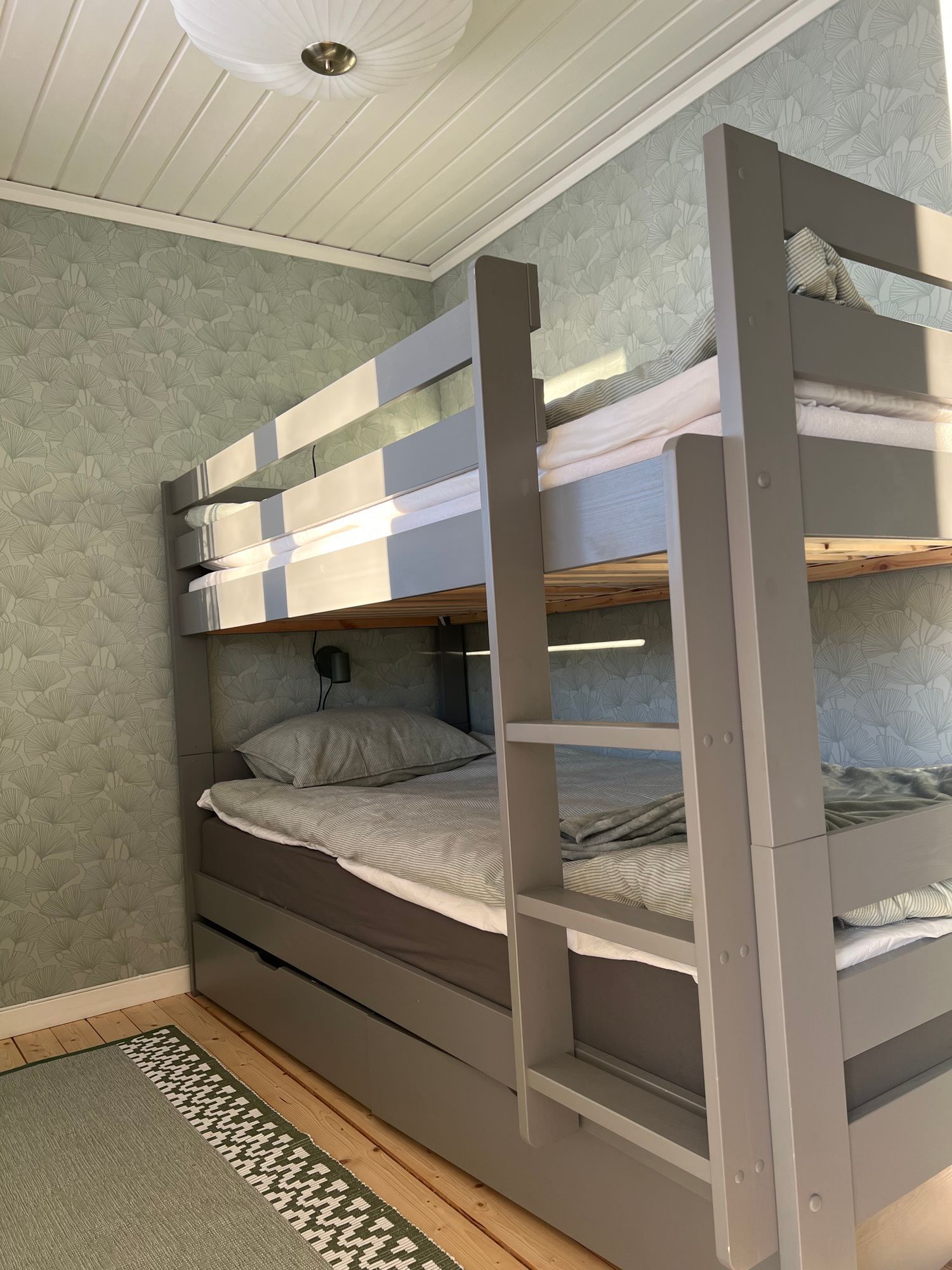 Nyrenoverad stuga i söderläge med brygga & roddbåt – bild 18 av 24
