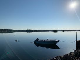 Stuga med havstomt och vacker omgivning