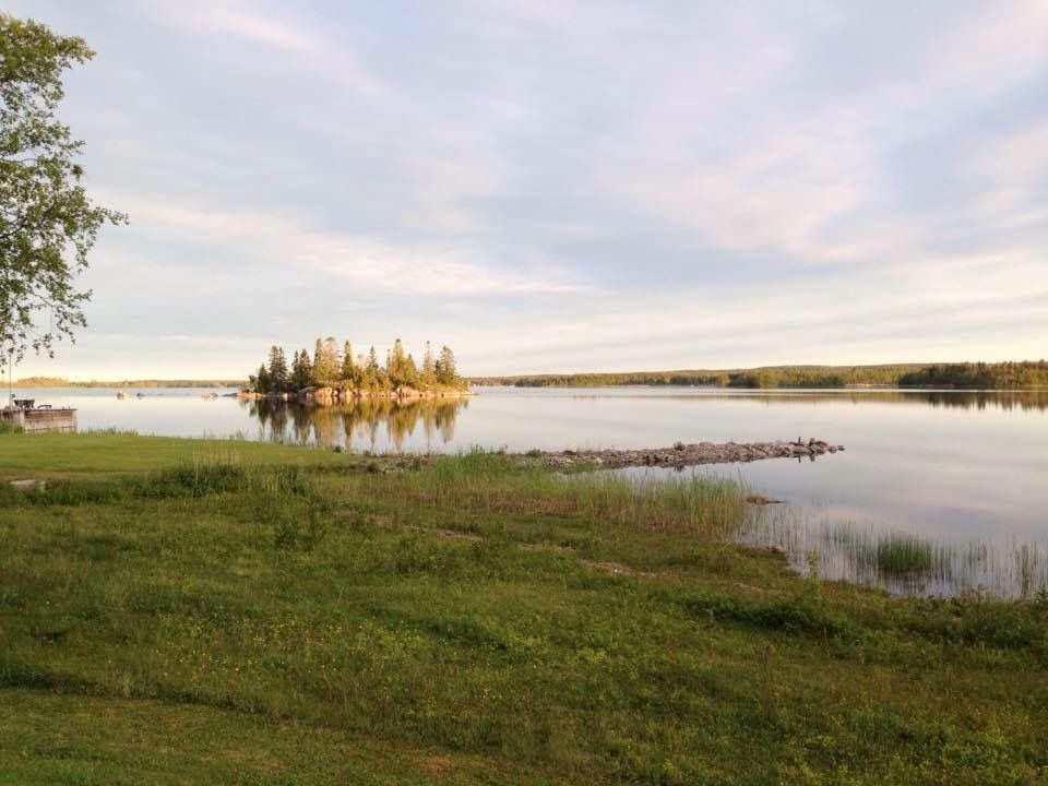 Sommarstuga vid vattnet - lugn och avskild idyll