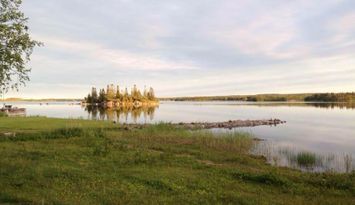 Sommarstuga vid vattnet - lugn och avskild idyll