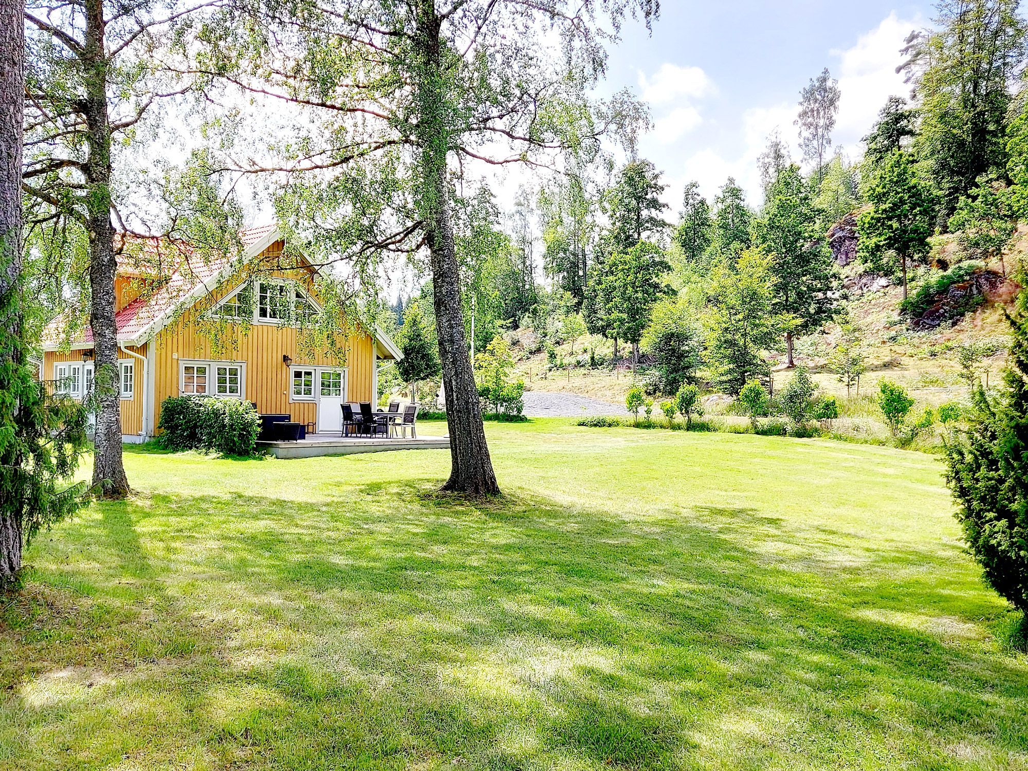 Vackert sjöläge - egen park, strand, brygga & båt – bild 2 av 19