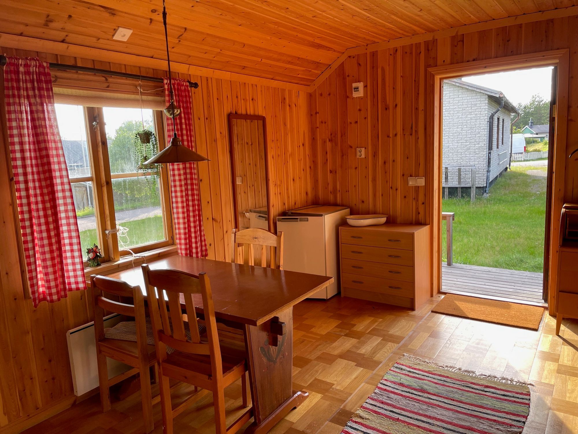 Hus i centrala Jokkmokk, med utsikt mot solnedgång – bild 16 av 20