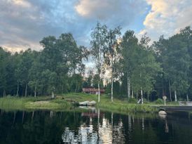 Ein Rotes Sommerhaus am see