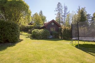 Mysig stuga med sovloft nära Mälaren