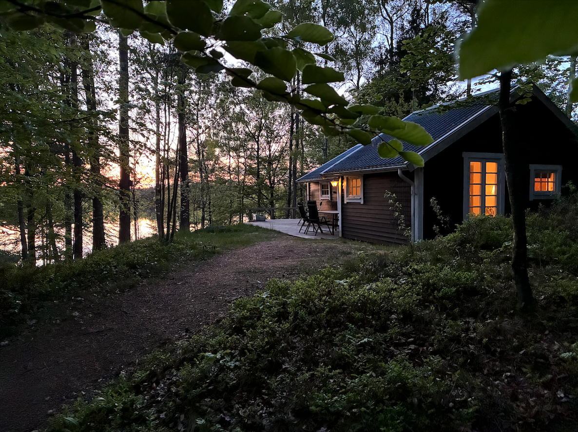 Rofylld oas i skogen med egen brygga och båt