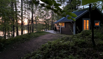 Rofylld oas i skogen med egen brygga och båt