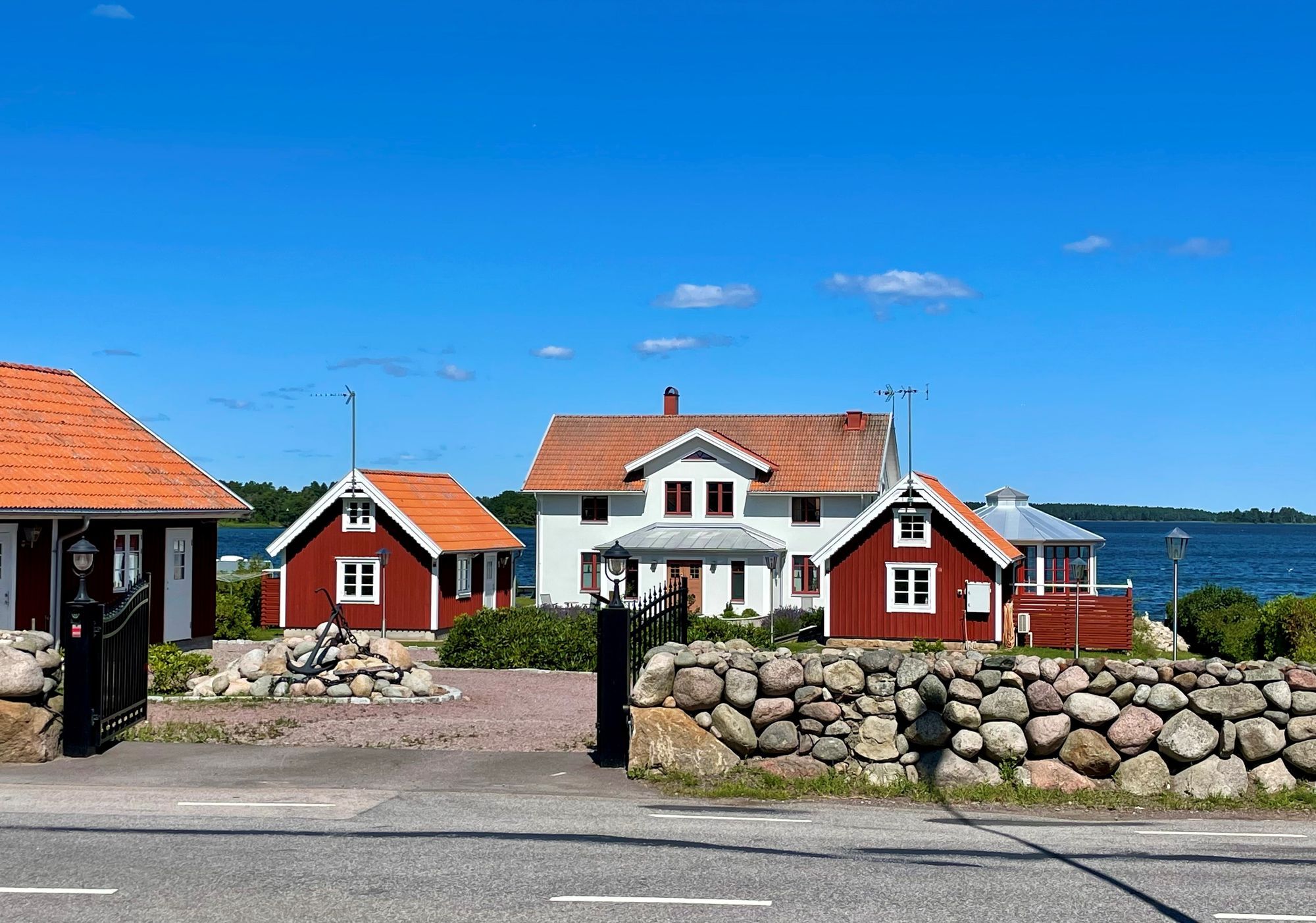 Stuga med havsutsikt på strandtomt vid Kalmarsund – bild 2 av 22