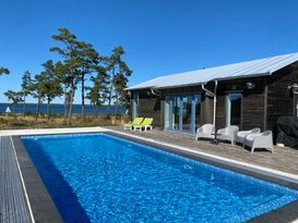 Hus med stor pool vid havet