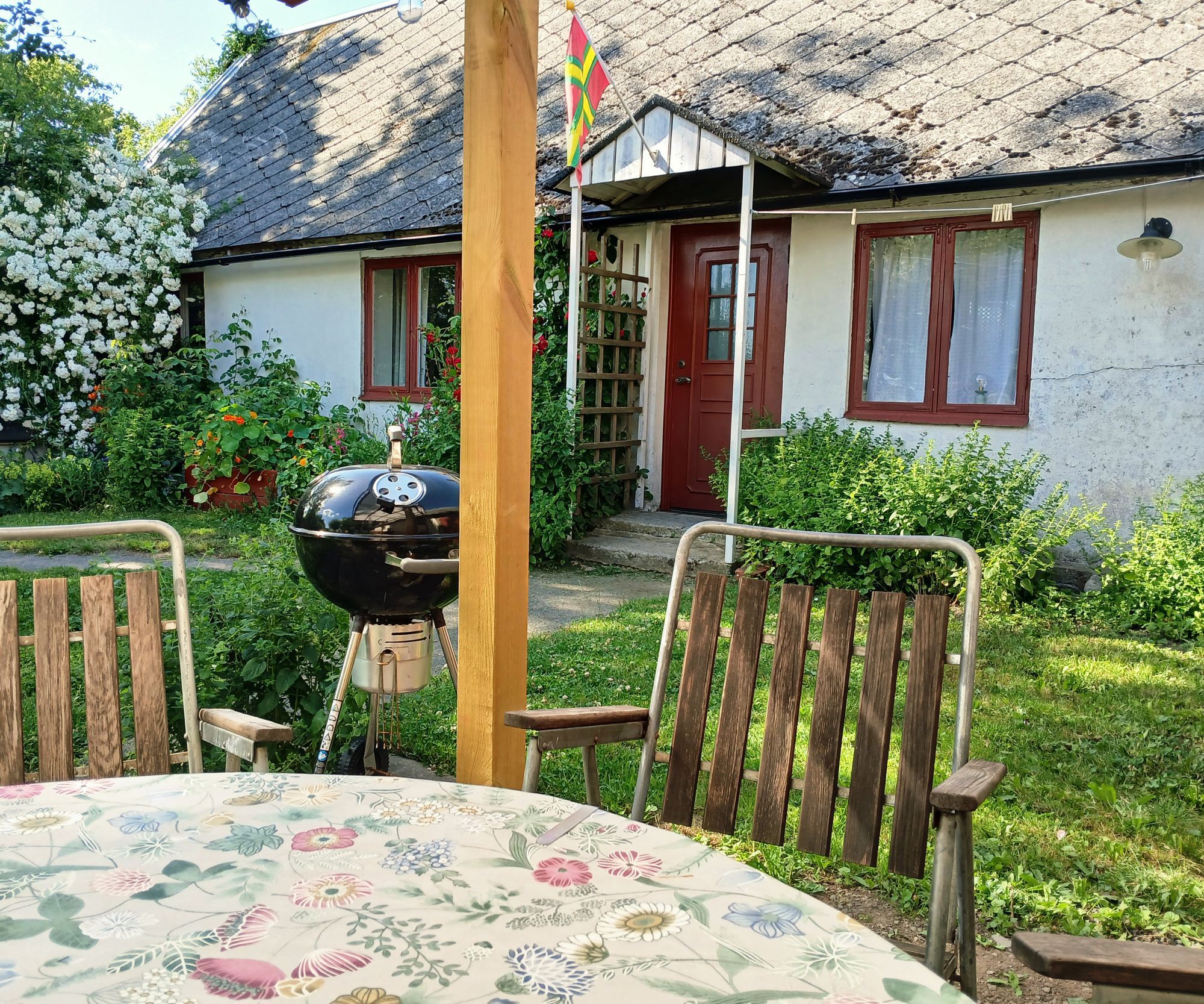Österlen, charmig stuga med trädgård – bild 2 av 24