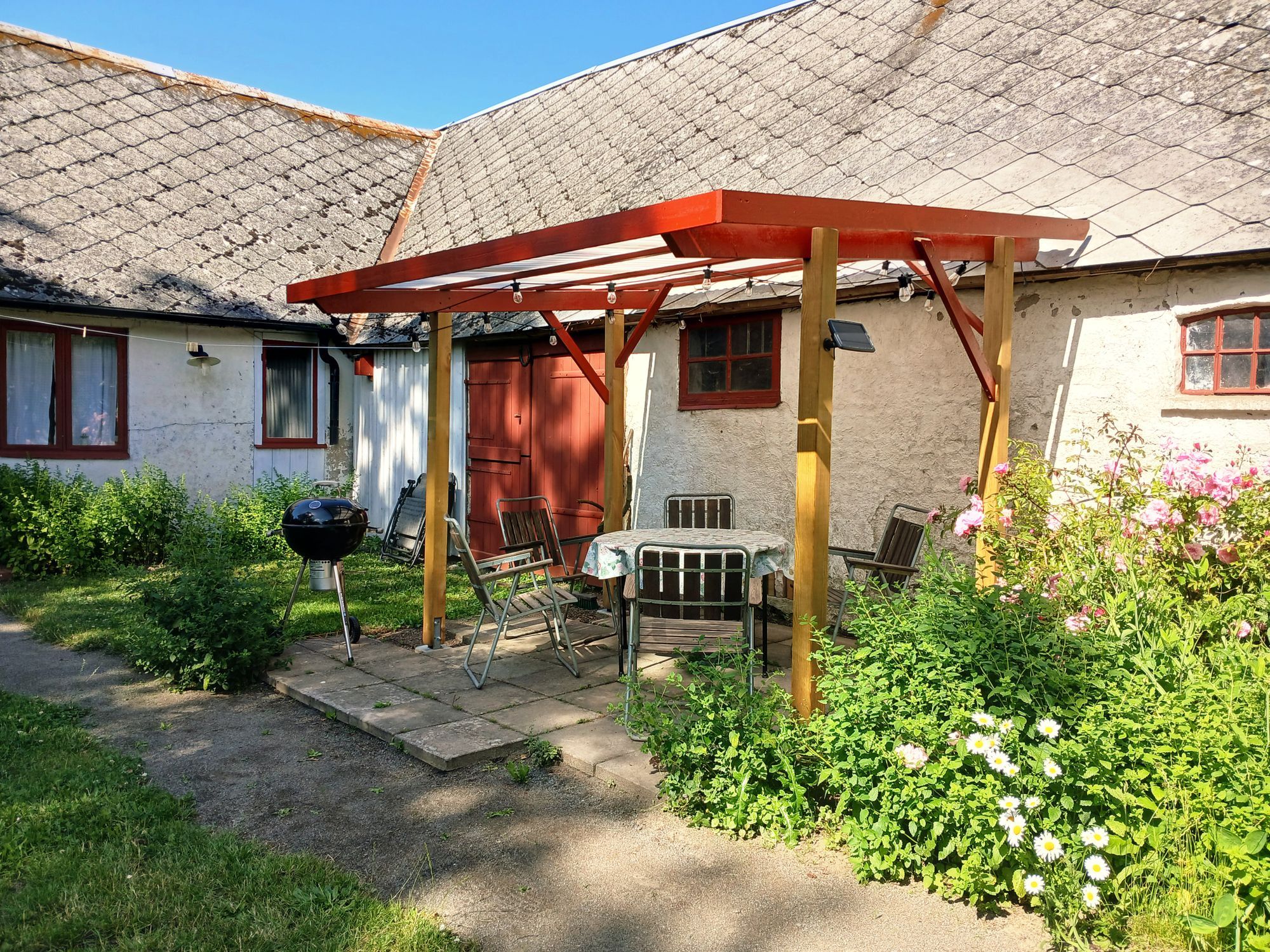 Österlen, charmig stuga med trädgård – bild 4 av 24