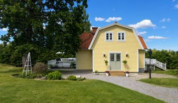 Charmigt hus med stor trädgård på Resarö