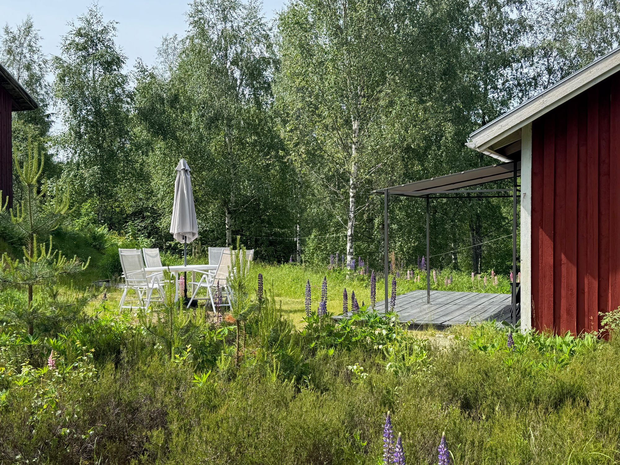 Hemtrevligt hus mitt i skogen nära egen sjö – bild 3 av 20