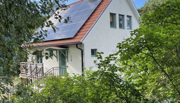 Hus + gästhus mitt i Burgsvik, södra Gotland