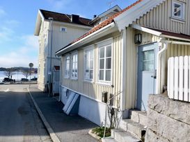Hus invid hamnen i Strömstad