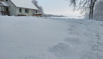 Julfirande i hus på stor strandtomt vid Mälaren