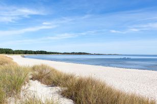 En idyllisk oas med stranden som granne!