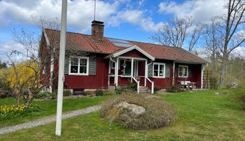 Vacker sjönära stuga