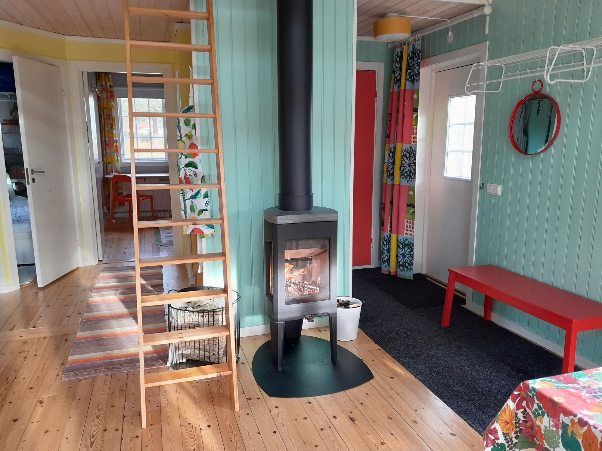 Mysig stuga vid Orsasjön, nära Orsa Grönklitt – bild 6 av 14